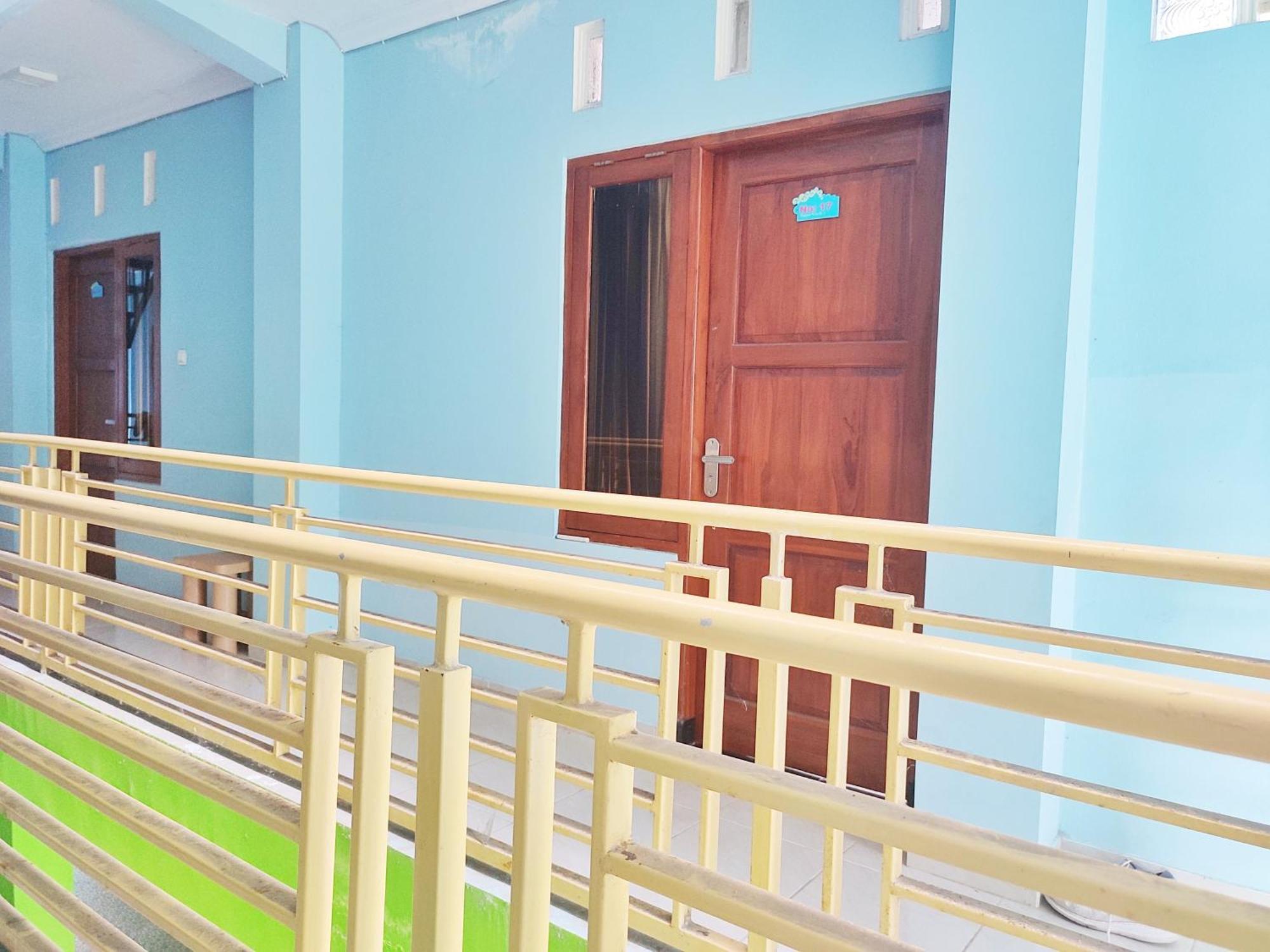 Happy Syariah Hotel Near Jombor Mitra Reddoorz Слеман Екстериор снимка