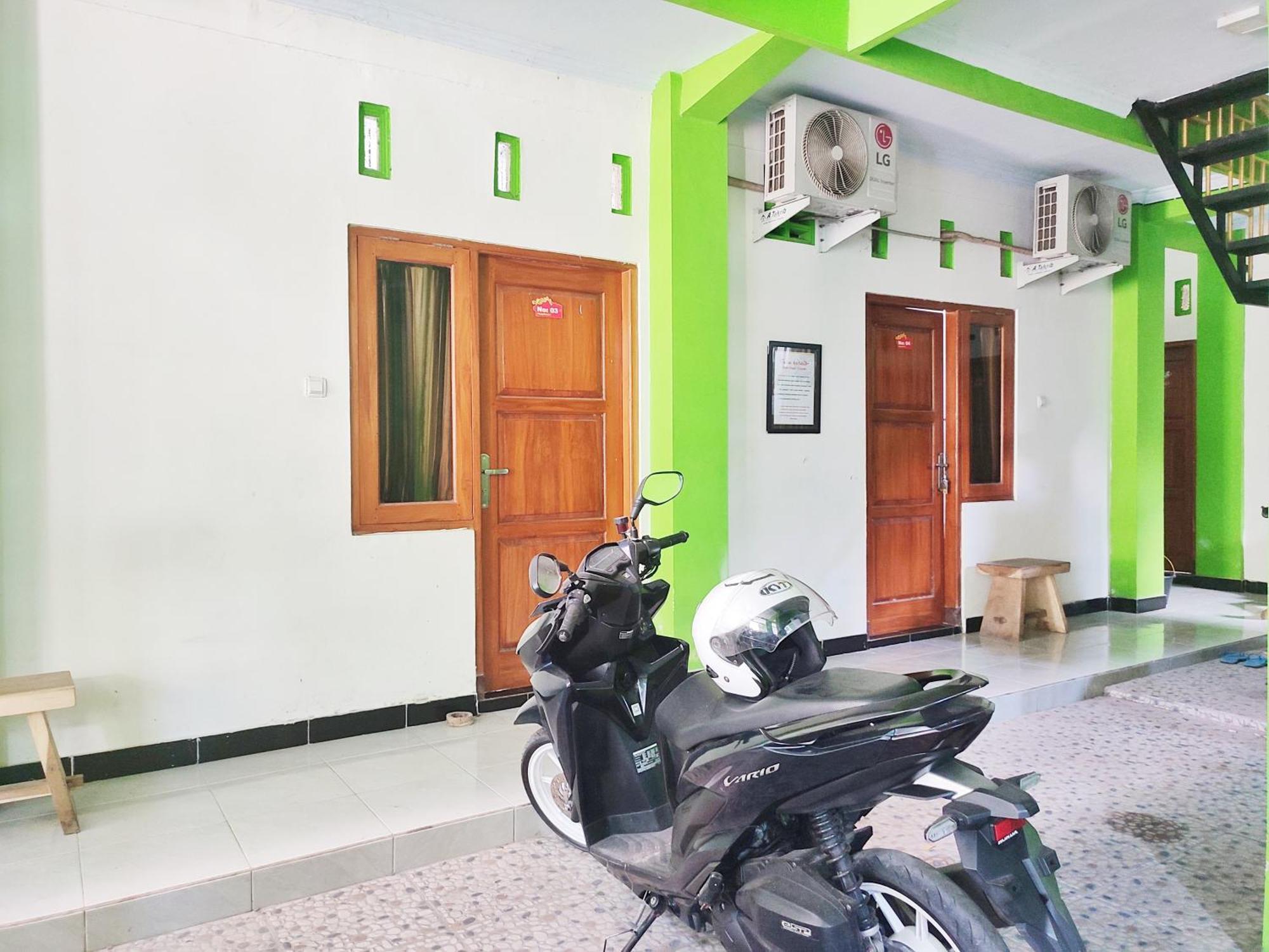 Happy Syariah Hotel Near Jombor Mitra Reddoorz Слеман Екстериор снимка